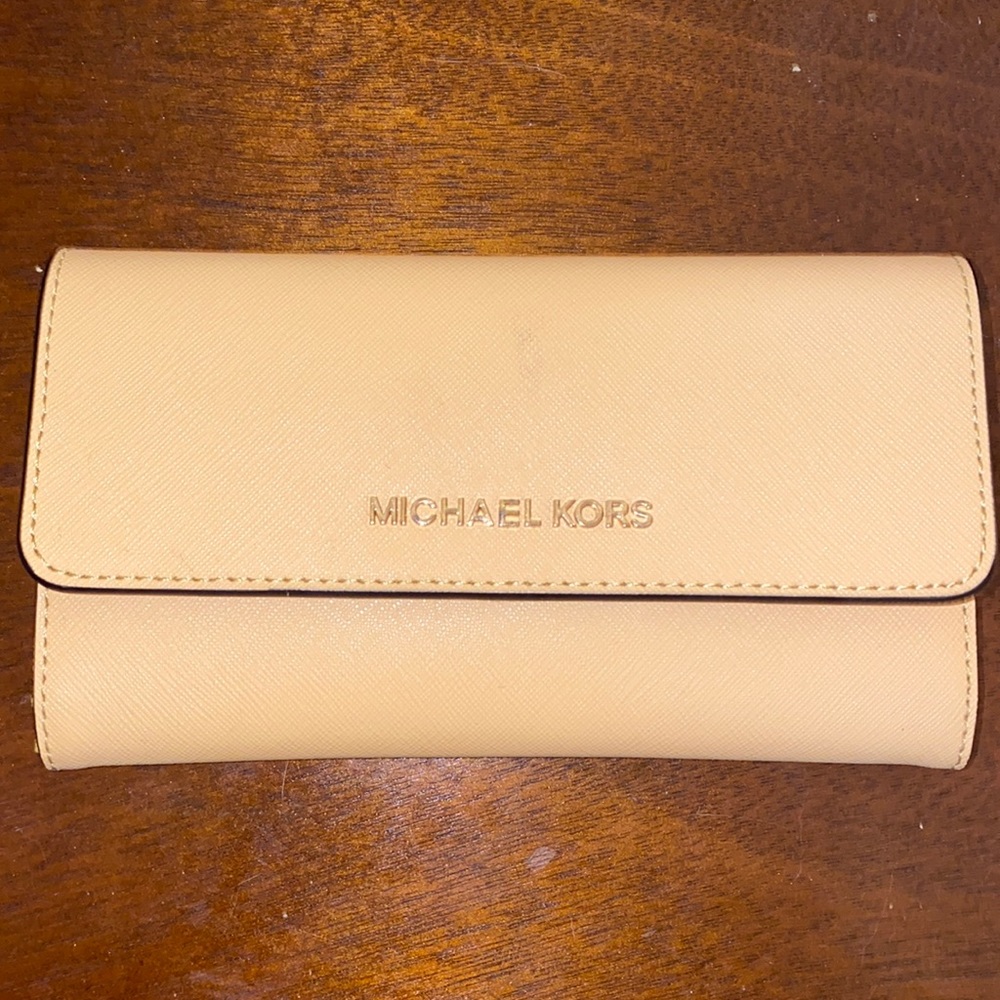 NWT Michael Kors jet set wallet in dusty Daisy